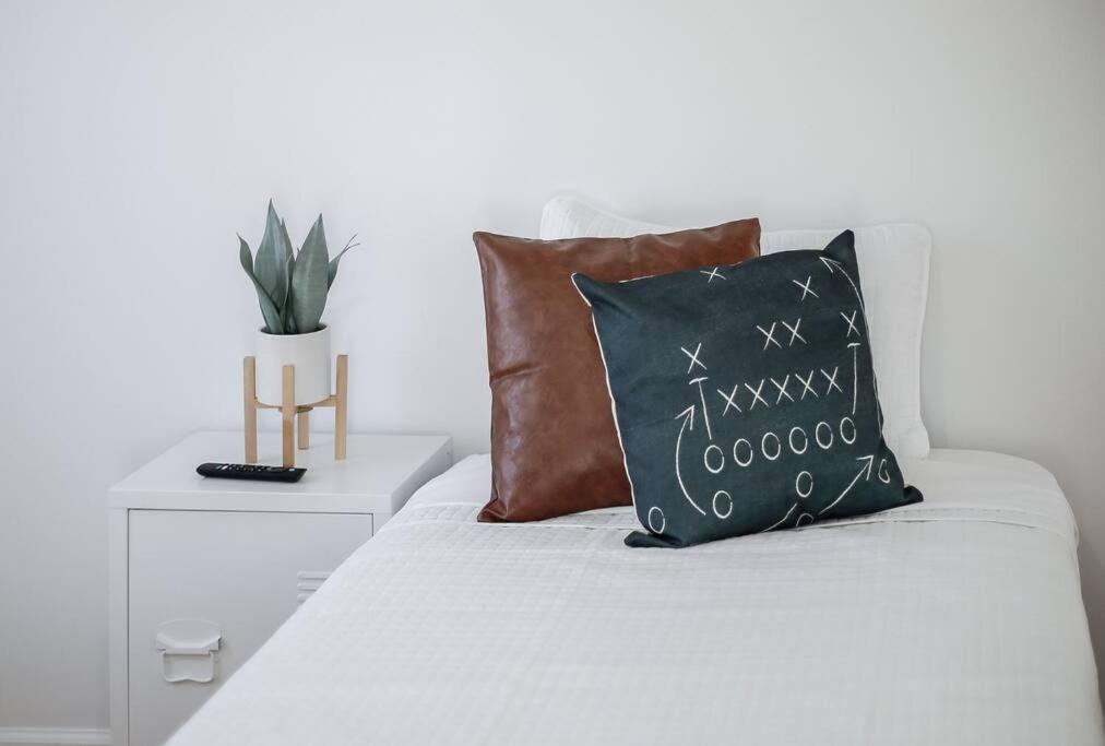 End Zone Escape-Light And Bright Hof Village Home Κάντον Εξωτερικό φωτογραφία